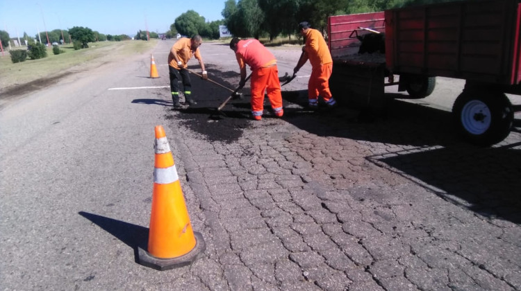 Continúa la reparación de baches y luminarias en la Av. Santos Ortiz y en las rutas 9 y 20