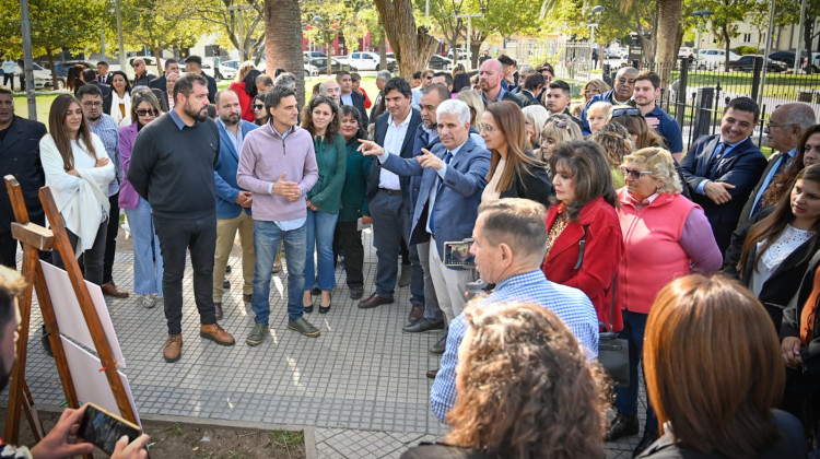 El Gobernador visitó la plaza San Martín para conocer las reformas