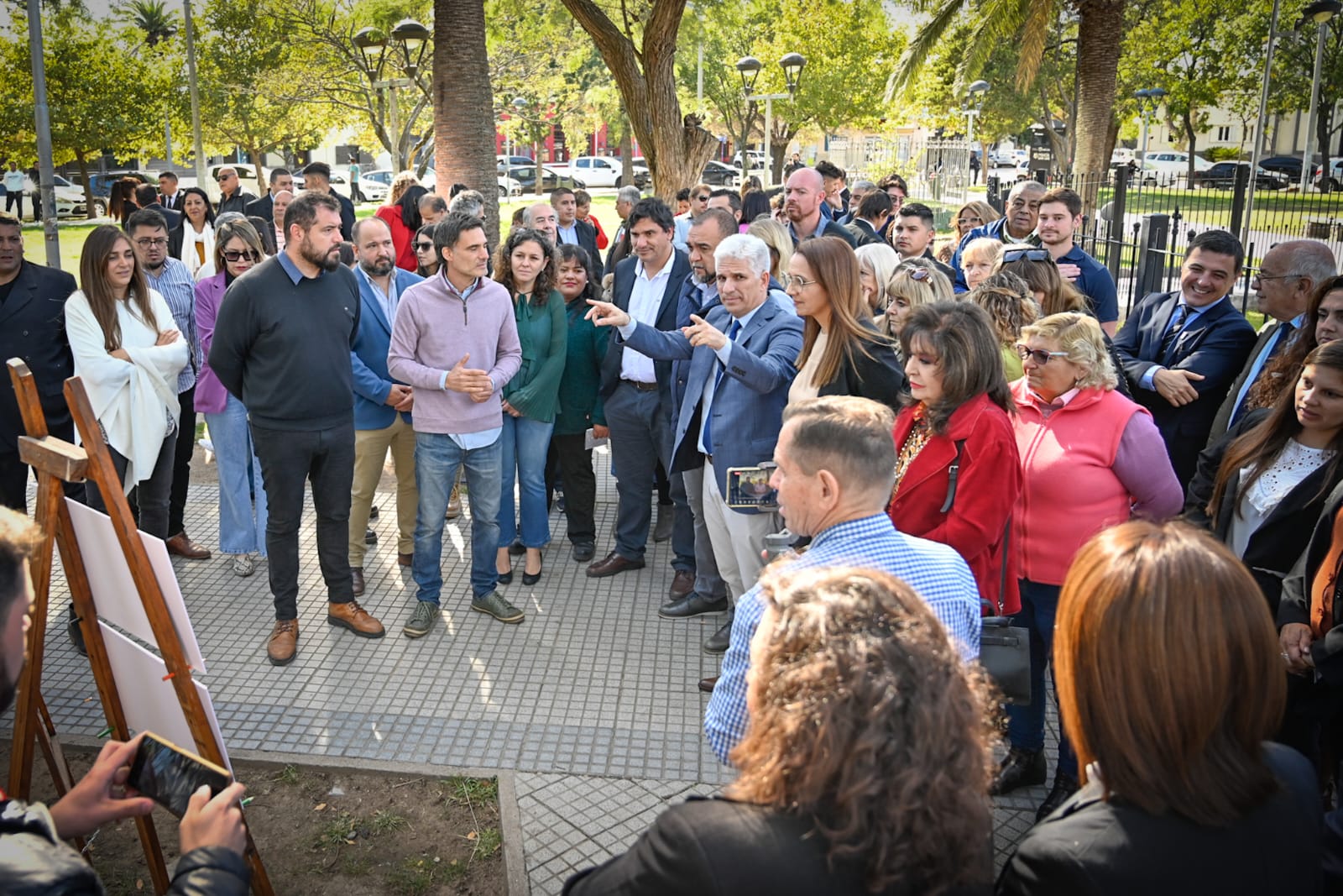 El Gobernador visitó la plaza San Martín para conocer las reformas