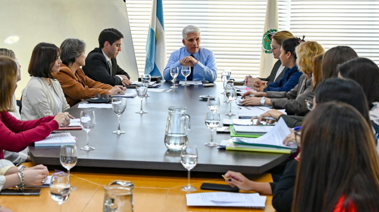 Poggi se reunió con el equipo de Educación