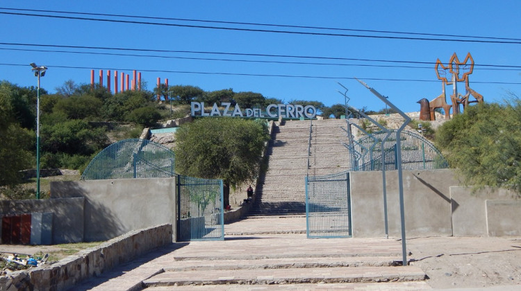 Continúa la remodelación de la Plaza del Cerro con mejoras y mayor seguridad