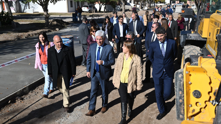 Poggi recorrió una obra de pavimentación