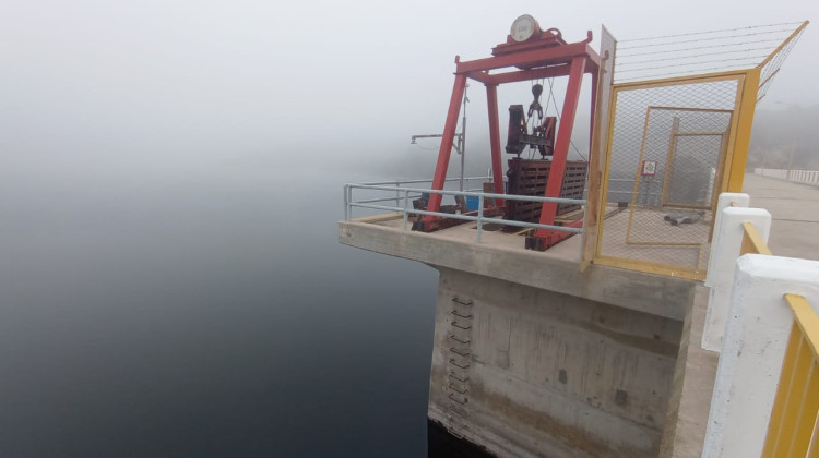 San Luis Agua reparó el puente grúa del dique La Huertita