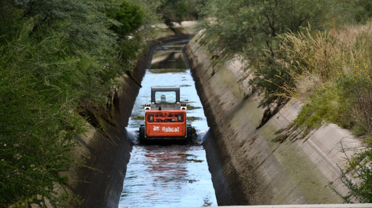 Realizarán una limpieza total del canal Paso de las Carretas