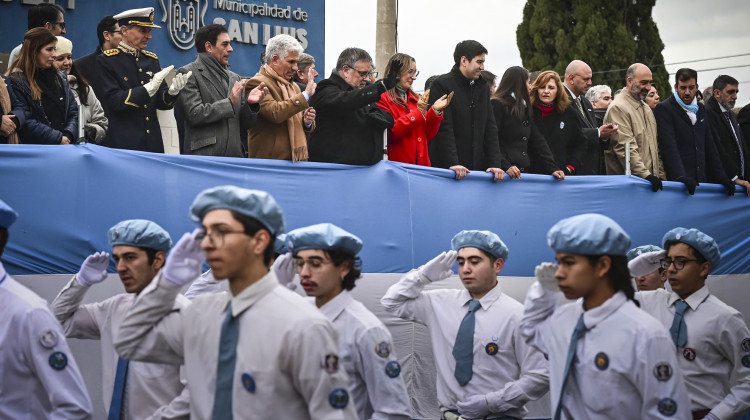 El frío no logró apagar el espíritu de Mayo que emanó el desfile por las calles de San Luis