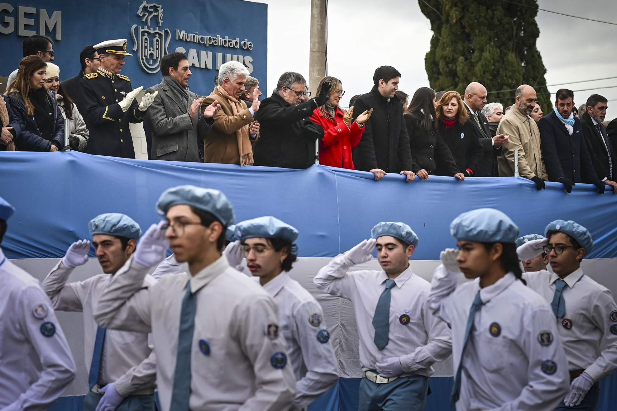 El frío no logró apagar el espíritu de Mayo que emanó el desfile por las calles de San Luis