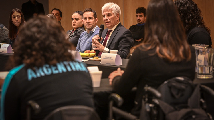 El Gobernador desayunó con jóvenes deportistas de la provincia