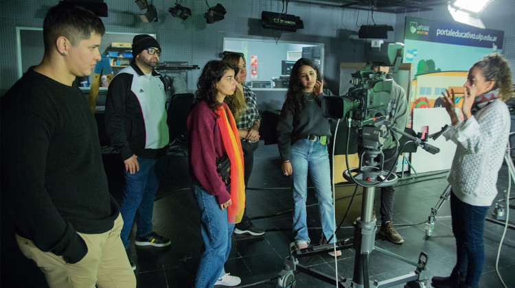 Alumnos de una carrera de la ULP tuvieron su primera experiencia en el estudio de TV