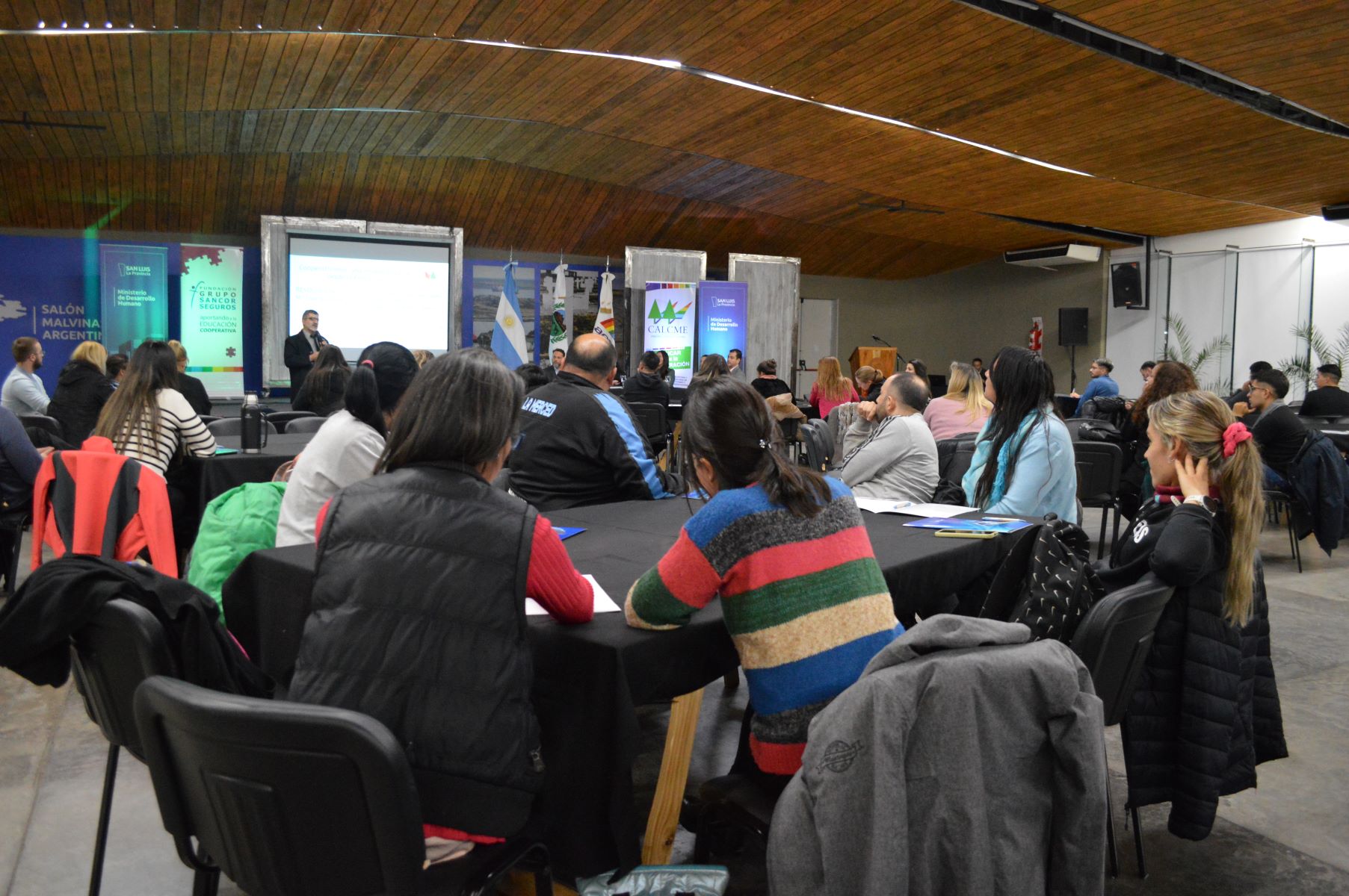 Cerca de cien docentes participaron del primer encuentro sobre cooperativismo