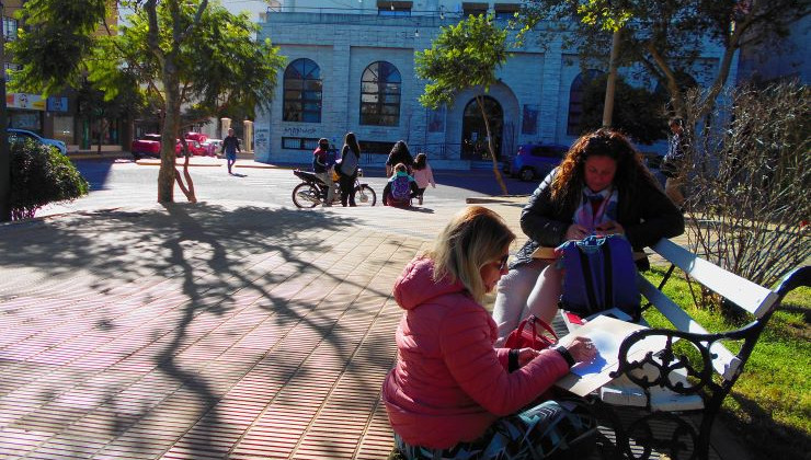 El taller de pintura retrató colores, arquitecturas y expresiones en la Plaza de la Independencia