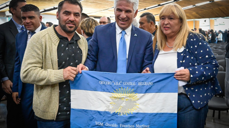 ‘Salón Malvinas Argentinas’: la viuda y el hijo de un héroe agradecieron al Gobernador