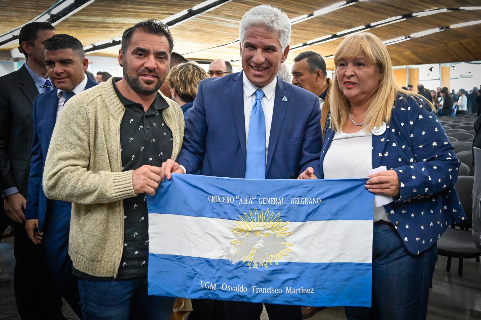 ‘Salón Malvinas Argentinas’: la viuda y el hijo de un héroe agradecieron al Gobernador