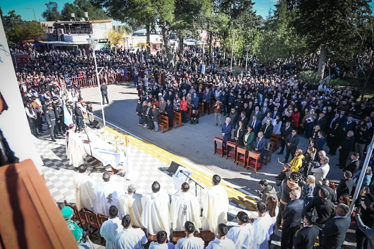 Miles de devotos en la santa misa y procesión en honor al Cristo de la Quebrada