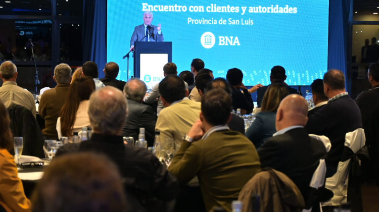 El Gobernador compartió una reunión con empresarios locales y el titular del Banco de la Nación Argentina