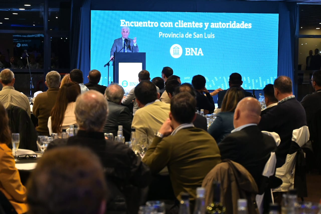 El Gobernador compartió una reunión con empresarios locales y el titular del Banco de la Nación Argentina