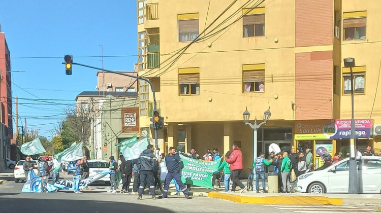 Dirigentes de ATE y de Camioneros realizaron un escrache en el domicilio privado del Gobernador