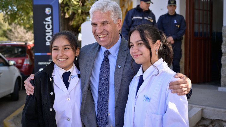 Poggi visitó una escuela de Renca que honra a los tres granaderos