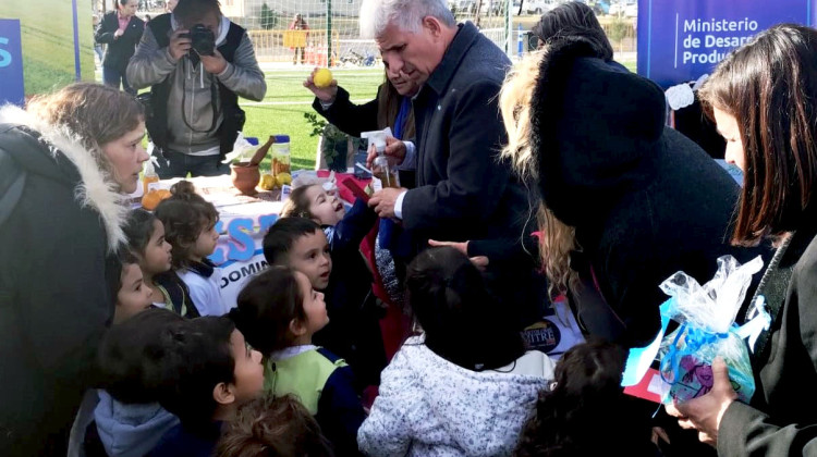 Alumnos de Nivel Inicial presentaron sus creaciones de esencias aromáticas al Gobernador