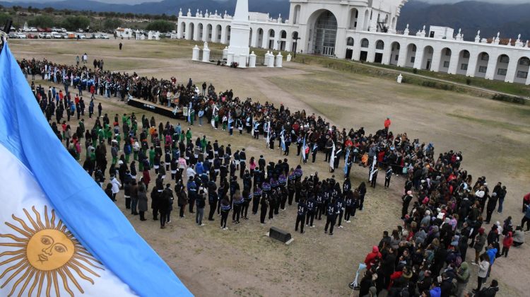 Hubo promesa y reafirmación de la Bandera en la réplica del Cabildo