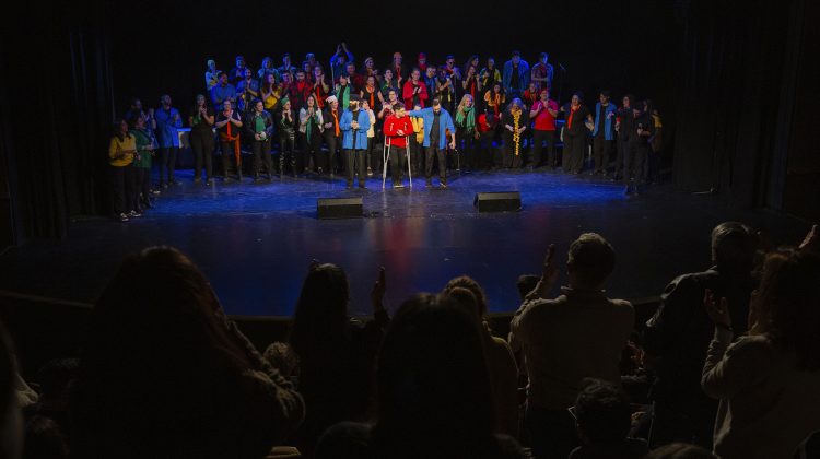 A sala llena, el coro de la ULP rindió homenaje a la Universidad por sus 20 años