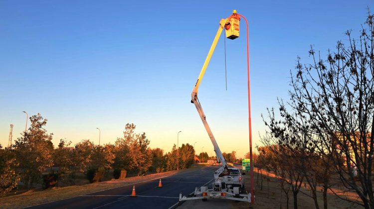 Sumaron más iluminación en Los Puquios y cartelería en la autopista por La Paz del Mundo