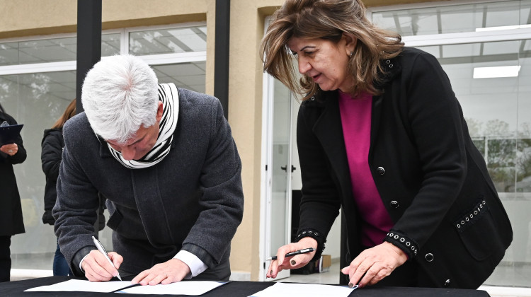 El Gobernador inauguró obras en San Jerónimo y anunció el inicio de otras