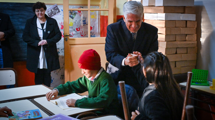 Poggi arrancó el recorrido por Pedernera con alumnos de la escuela de Juan Llerena