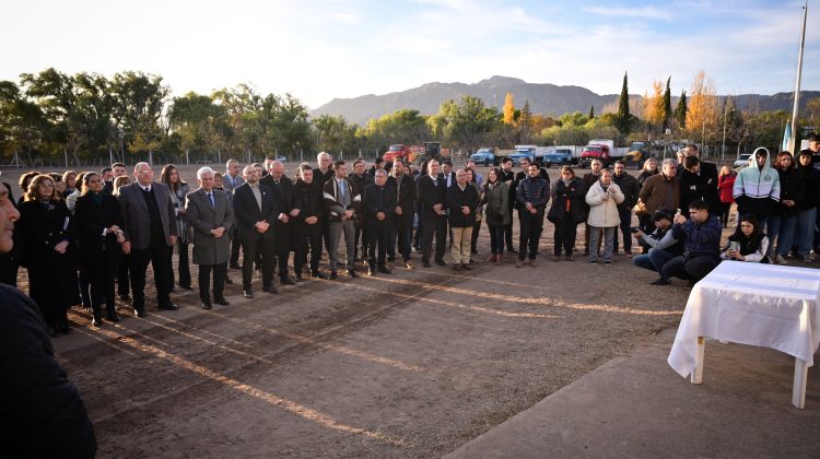 Plaza renovada, escrituras y una cancha de césped sintético