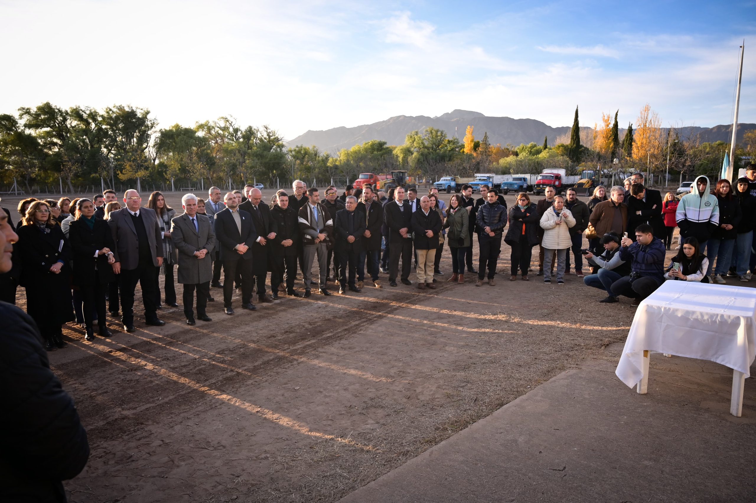 Plaza renovada, escrituras y una cancha de césped sintético