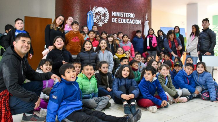 Alumnos de la escuela ‘Antonio E. Agüero’ visitaron el ministerio de Educación 