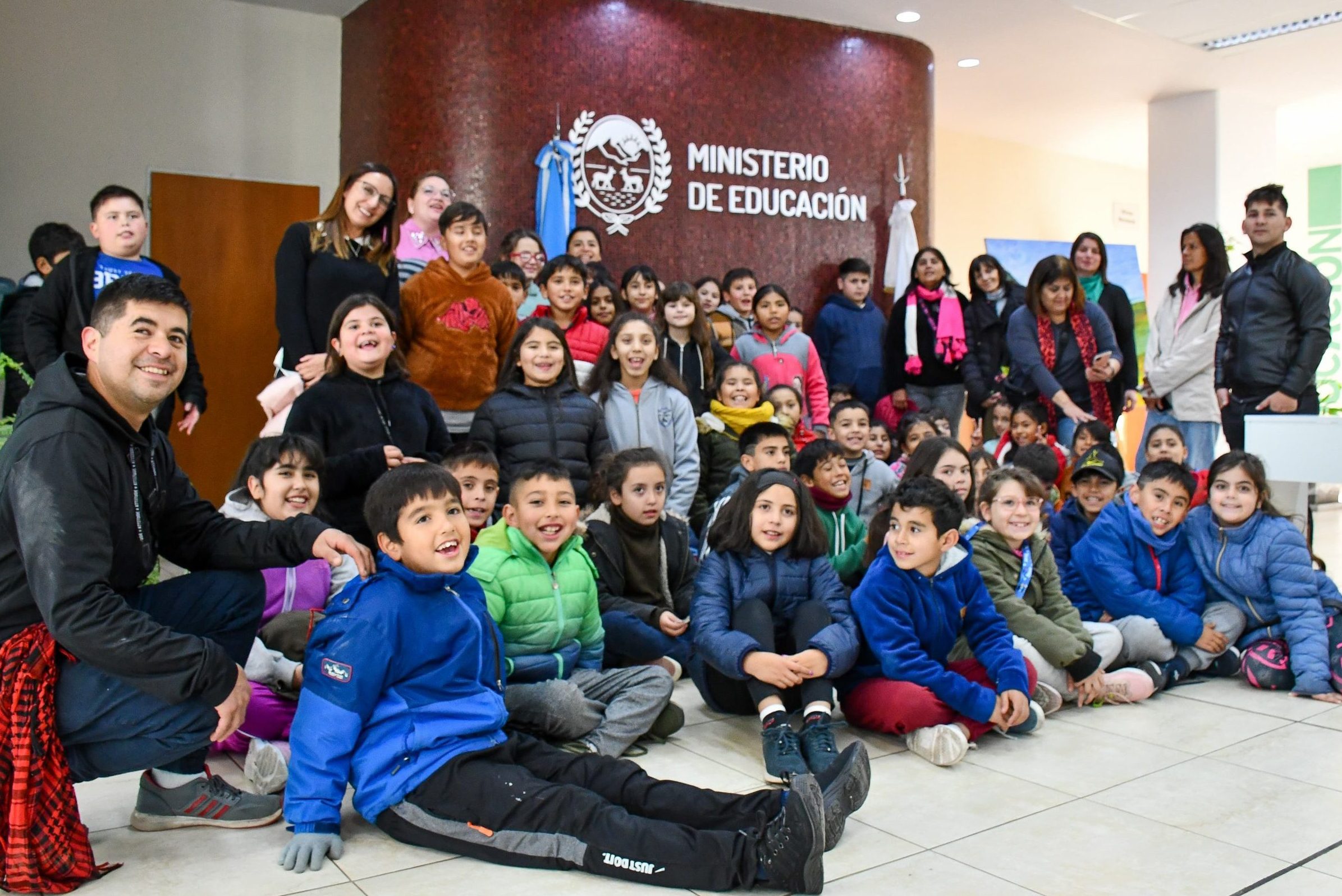 Alumnos de la escuela ‘Antonio E. Agüero’ visitaron el ministerio de Educación 