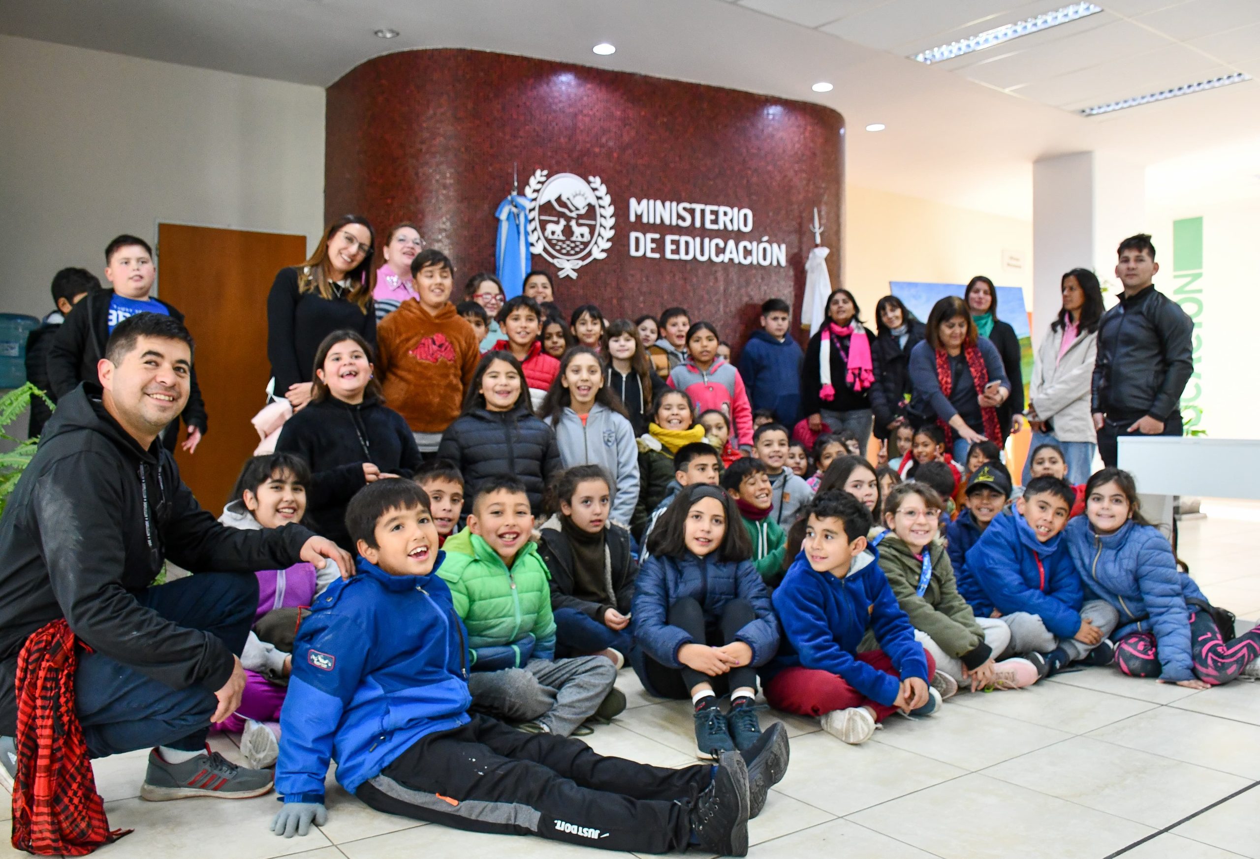 Alumnos de la escuela ‘Antonio E. Agüero’ visitaron el ministerio de Educación 