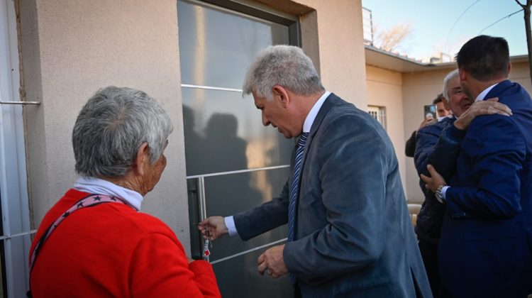 El Gobernador entregó llaves de viviendas a 24 familias de El Trapiche