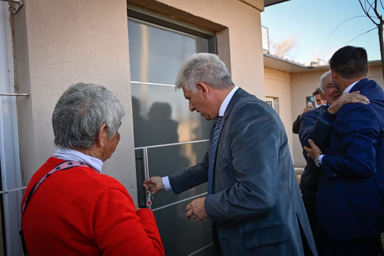 El Gobernador entregó llaves de viviendas a 24 familias de El Trapiche