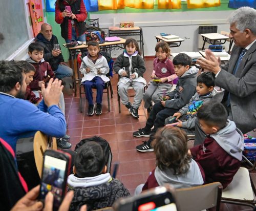 La comunidad de la escuela ‘Fabricio Alcaraz’ recibió al Gobernador