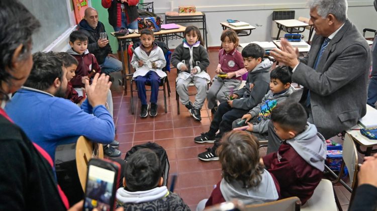 La comunidad de la escuela ‘Fabricio Alcaraz’ recibió al Gobernador