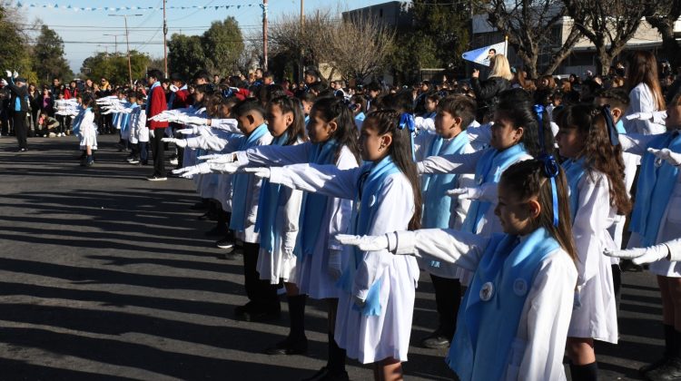 Alumnos de 4° grado de las escuelas ‘Manuel Belgrano’ y ‘Jorge Aostri’ prometieron lealtad a la Bandera