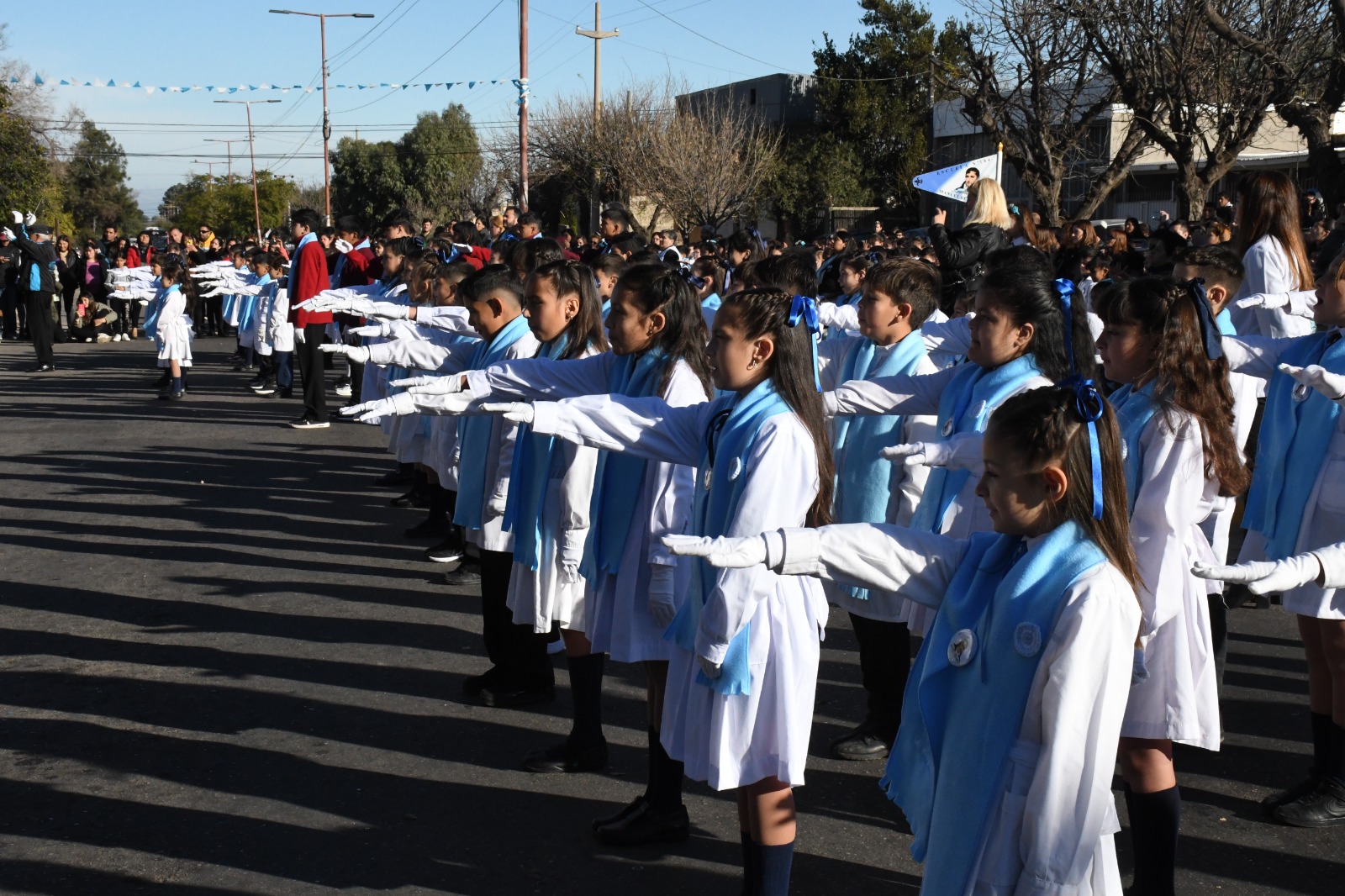 Alumnos de 4° grado de las escuelas ‘Manuel Belgrano’ y ‘Jorge Aostri’ prometieron lealtad a la Bandera