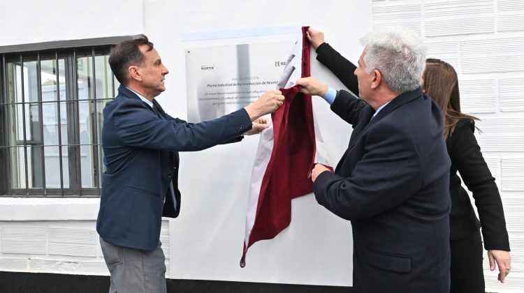 El Gobernador participó de la inauguración de una planta de precurado de neumáticos