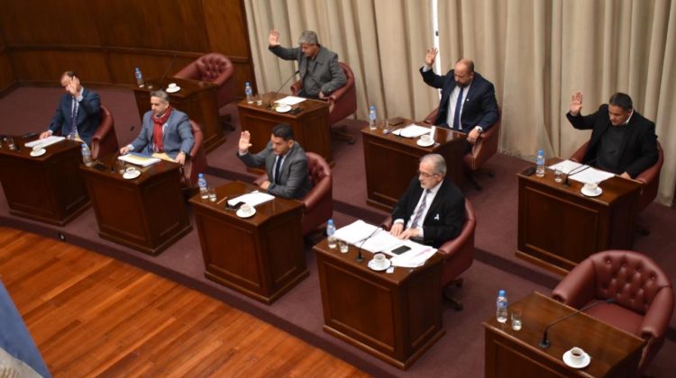 Avanza un proyecto de ley para mejorar el sistema electoral y el traspaso de mando en la provincia