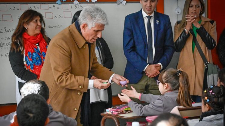 El Gobernador retomó las recorridas y empezó por la Escuela N°17 ‘Hipólito Yrigoyen’