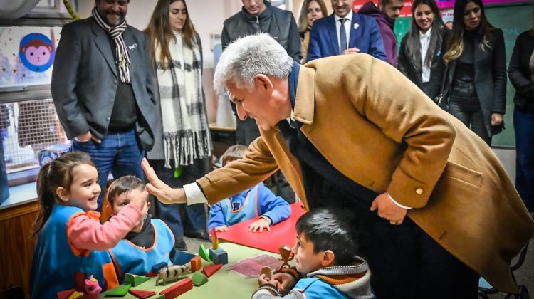 El Gobernador pasó por la escuela de Los Molles para ver la nueva sala de 3 años