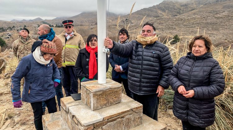 Con la inauguración de un nuevo mástil, La Carolina festejó el Día de la Bandera