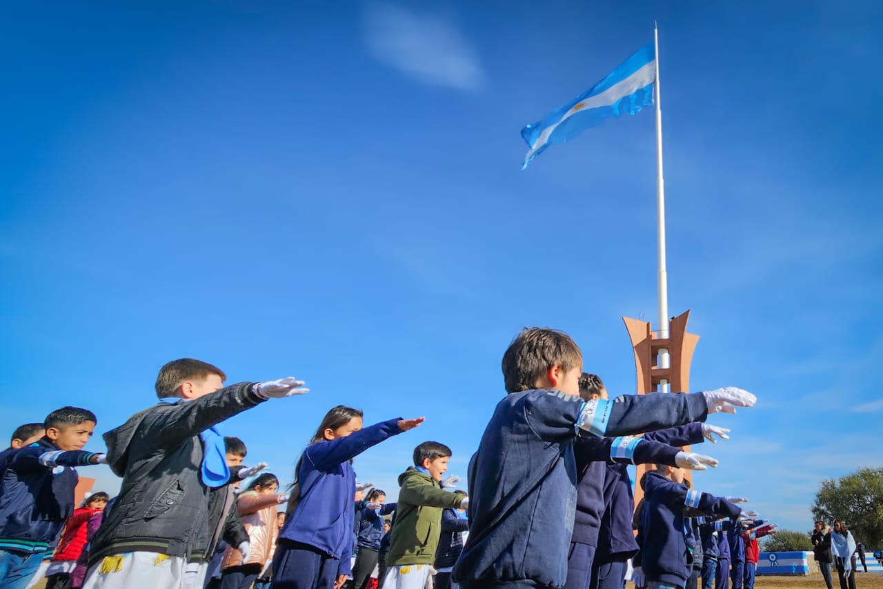 Alumnos de escuelas rurales prometieron lealtad a la bandera en Toro Negro