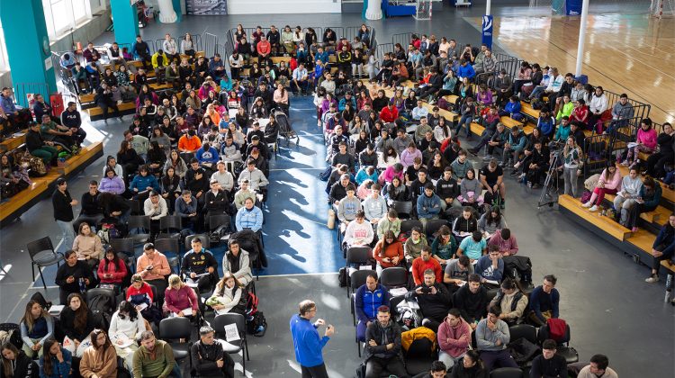 Con gran convocatoria, empezó una capacitación en educación física