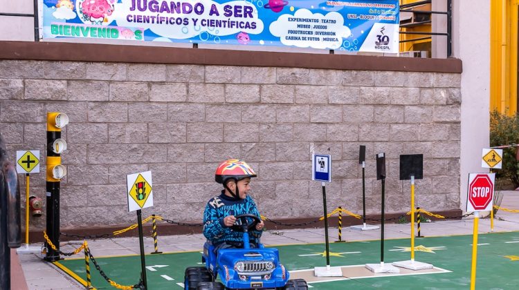 Turismo y Cultura participa en ‘Minimentes, jugando a ser científicos y científicas’