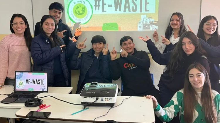 Ambiente acompaña un proyecto de estudiantes de Quines sobre residuos electrónicos