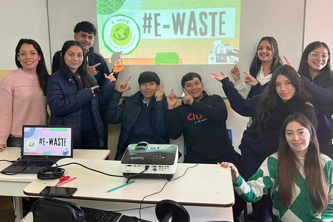 Ambiente acompaña un proyecto de estudiantes de Quines sobre residuos electrónicos