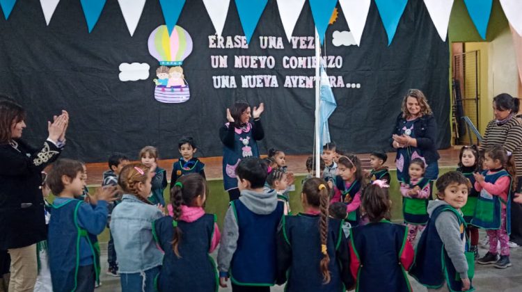 Alumnos de Merlo cortaron las cintas de su nueva salita de 3 años