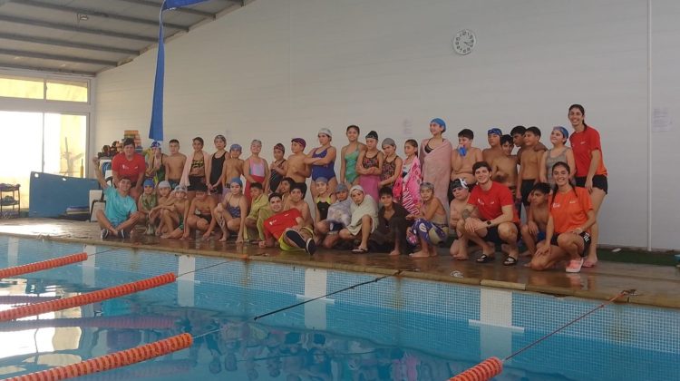 Estudiantes del Plan Provincial de Natación mostraron las habilidades adquiridas en el primer trimestre